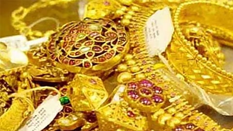 உத்தர பிரதேசம்: நகை வாங்குவது போல் நடித்து ரூ.8 லட்சம் மதிப்பிலான பொருட்களை வாய்க்குள் வைத்து கடத்திச் சென்ற பெண்கள்