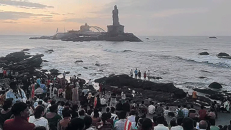 விடுமுறை தினம்: கன்னியாகுமரியில் குவிந்த சுற்றுலா பயணிகள்