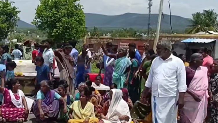 சுடுகாட்டுக்கு வழியில்லாத அவலம்: சடலத்துடன் சாலை மறியல்