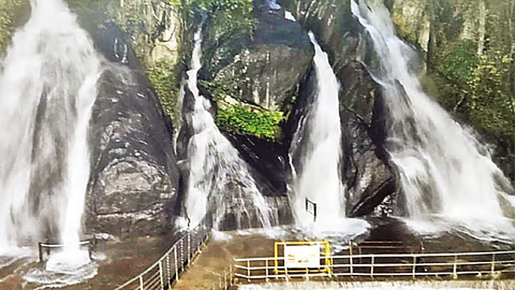 குற்றாலம் அருவிகளுக்கு நீர்வரத்து அதிகரிப்பு- சுற்றுலா பயணிகள் குளிக்க தடை