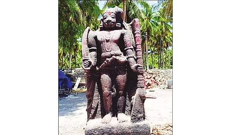 திருப்பூர்: கோவிலில் துப்பாக்கி ஏந்திய வீரனின் கற்சிலை கண்டெடுப்பு