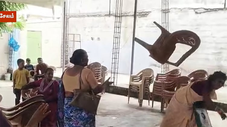 சேலம்: பணமோசடி புகாரில் சிக்கியவர் ஜெபக்கூட்டத்தில் பங்கேற்பு - சர்ச்சுக்குள் புகுந்து பொதுமக்கள் முற்றுகை