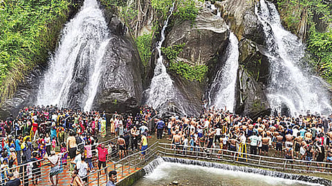 குற்றாலம் ஐந்தருவியில் மிதமான தண்ணீர் வரத்து: சுற்றுலா பயணிகள் மகிழ்ச்சி