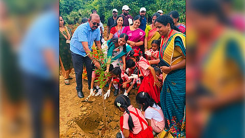 ஆவடியில் உள்ள படைக்கல உடை தொழிற்சாலை வளாகத்தில் மாபெரும் மரம் நடுவிழா