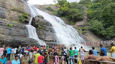 குற்றால அருவிகளில் குளிக்க அனுமதி
