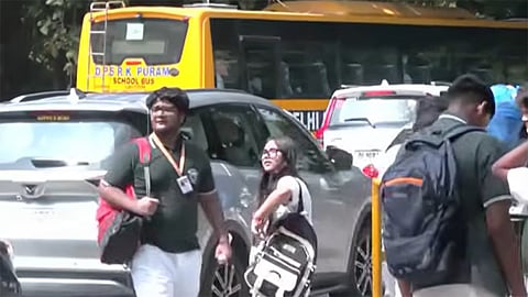 டெல்லியில் 3 பள்ளிகளுக்கு வெடிகுண்டு மிரட்டல் - மாணவர்கள் வெளியேற்றம் 