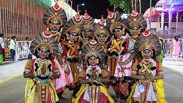 திருப்பதி பிரம்மோற்சவம்.. வாகன வீதிஉலா முன்னால் சிங்கப்பூர், ஜெர்மனி நாட்டு கலைஞர்கள் நடனம்