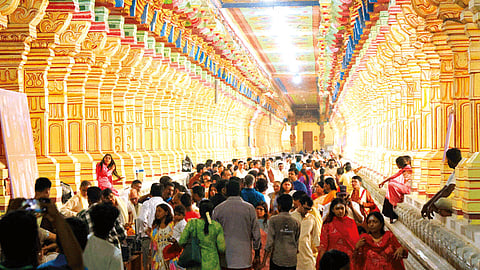 ராமேசுவரம் கோவிலில் 3-ம் பிரகாரத்தை பார்வையிட குவியும் பக்தர்கள்: காரணம் என்ன.?