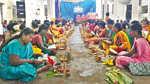 சாத்தான்குளம்: கொம்மடிக்கோட்டை வாலைகுரு சுவாமி கோவிலில் 1,008 திருவிளக்கு பூஜை