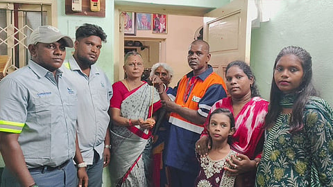 குப்பையில் கிடைத்த 7 பவுன் தங்கச் சங்கிலி: உரியவரிடம் ஒப்படைத்த தூய்மை பணியாளருக்கு பாராட்டு