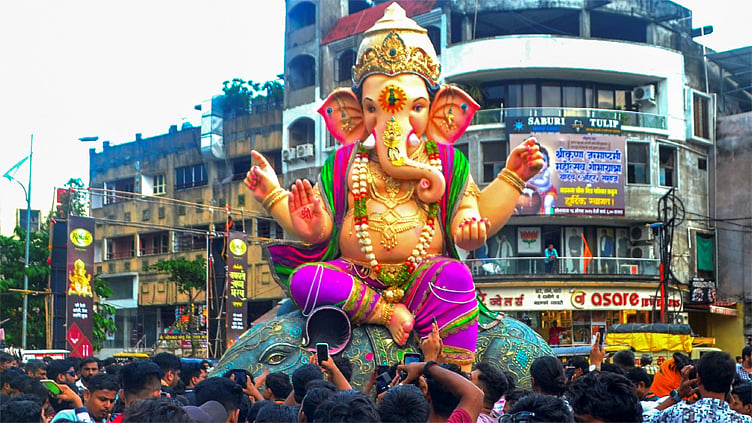 விநாயகர் சிலை ஊர்வலத்தின் மீது இறைச்சி துண்டுகள் வீச்சு - அதிர்ச்சி சம்பவம்