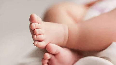 ஆண் சிசு உடல்