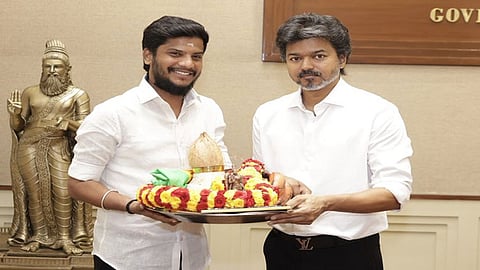 முதல் - அமைச்சர் விஜய்யை சந்தித்து கும்பாபிஷேக பிரசாதம் வழங்கிய ரமேஷ்