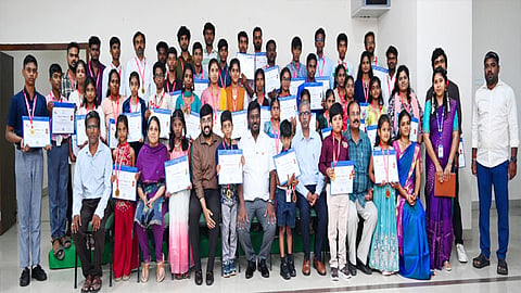 காமராஜர் பிறந்தநாள் விழா... போட்டிகளில் வென்ற 48 பேருக்கு அமைச்சர் ராஜ்மோகன் பாராட்டு
