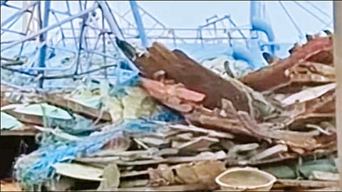 பறிமுதல் செய்த தமிழக மீனவர்களின் படகுகளை உடைக்கும் இலங்கை கடற்படை
