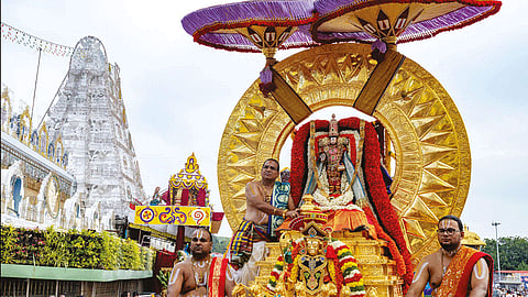 திருப்பதி பிரம்மோற்சவ விழா: சூரிய, சந்திர பிரபை வாகனங்களில் மலையப்பசாமி வீதிஉலா