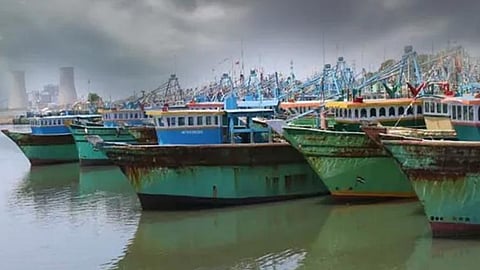 புயல் எச்சரிக்கை: தூத்துக்குடியில் 2-வது நாளாக விசைப்படகு மீனவர்கள் கடலுக்கு செல்லவில்லை.