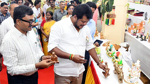 மாபெரும் கொலு பொம்மை கண்காட்சி மற்றும் விற்பனை: தொடங்கி வைத்தார் அமைச்சர் விஜய் பாலாஜி