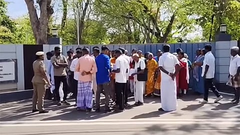 கோவில் நிலம் அருகே பஞ்சாயத்து அலுவலகம் கட்ட எதிர்ப்பு - நெல்லை கலெக்டர் இல்லம் முன்பு கிராம மக்கள் போராட்டம்