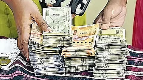 தாராபுரம்: தி.மு.க. நிர்வாகிகள் வீட்டில் ரூ.48.42 லட்சம் பறிமுதல் - பறக்கும் படை நடவடிக்கை 