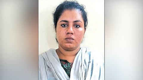 பானி பூரி கடைக்காரரை கட்டையால் தாக்கிய பெண் கைது.
