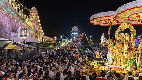 திருப்பதி பிரம்மோற்சவம், குதிரை வாகனத்தில் மலையப்ப சுவாமி வீதிஉலா