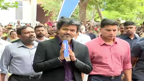 சென்னை மின்வாரிய தலைமையகத்தில் முதல்-அமைச்சர் விஜய் ஆய்வு