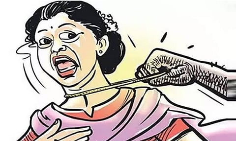 10 பவுன் நகை பறிப்பு: வீட்டில் தனியாக இருந்த பெண்ணிடம் கைவரிசை காட்டிய டிரைவர்