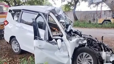 ஆம்னி பேருந்து மீது கார் மோதி விபத்து