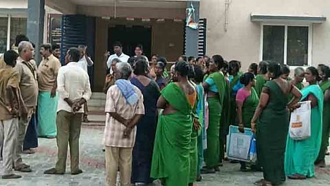 வெறும் கைகளால் குப்பை தரம் பிரிக்க உத்தரவு: தூய்மைப் பணியாளர்கள் வேலைநிறுத்த போராட்டம்.