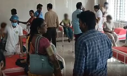 பல்லி விழுந்த காலை உணவு சாப்பிட்ட 40 மாணவர்களுக்கு உடல்நலப்பாதிப்பு  - சமையலர் சஸ்பெண்ட்