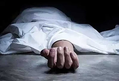 
கல்லூரியில் இருதரப்பு மோதல்; வீட்டுக்கு வந்து மாணவர் தூக்குப்போட்டு தற்கொலை
