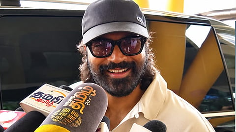 
``எப்போ கட்சி ஆரம்பிக்க போறீங்க?''... நடிகர் தனுஷ் கொடுத்த ரியாக்‌ஷன்