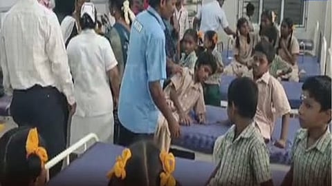 திருவள்ளூர்:  காலை உணவில் பல்லி; சமையல் செய்த 2 பேர் பணி நீக்கம்
