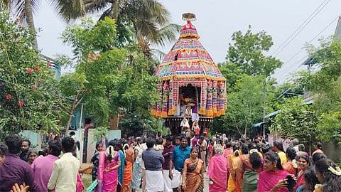 சீர்காழி அருகே அண்ணன் கோவில் தேரோட்டம் விமரிசையாக நடைபெற்றது