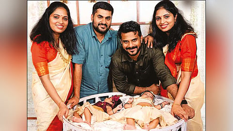 ஒரே நாளில் திருமணம்... ஒரே நாளில் பிரசவம்... இரட்டை சகோதரிகளுக்கு நிகழ்ந்த அரிய நிகழ்வு