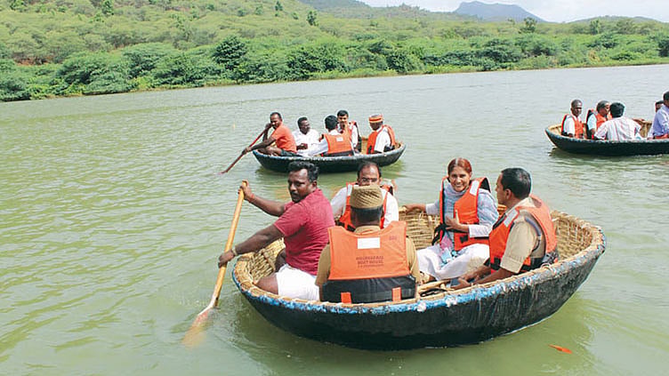 நீர்வரத்து வினாடிக்கு 5 ஆயிரம் கனஅடியாக குறைந்தது... ஒகேனக்கல்லில் பரிசல் இயக்க அனுமதி