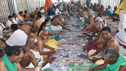 சமயபுரம் மாரியம்மன் கோவிலில் உண்டியல்கள் மூலம் 1.718 கிலோ தங்கம் காணிக்கை