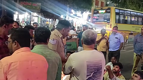திருப்பூர்: மருத்துவமனையில் ஆக்சிஜன் தீர்ந்ததால் தனியார் நிறுவன மேலாளர் உயிரிழந்ததாக குற்றச்சாட்டு - உறவினர்கள் சாலை மறியல்