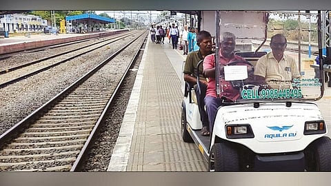 கோவில்பட்டி ரெயில் நிலையத்தில் ஒரு மாதத்திற்கு பிறகு மீண்டும் பயணிகளை ஏற்றிக்கொண்டு பேட்டரி கார் செல்வதை படத்தில் காணலாம்.