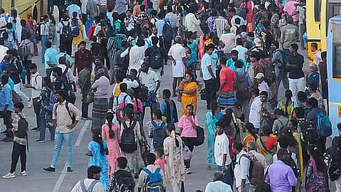 காலாண்டு விடுமுறை: சென்னையில் இருந்து சொந்த ஊர்களுக்கு படையெடுக்கும் மக்கள்