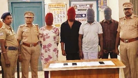 வியாபாரியை காரில் கடத்தி நகை பறித்த இளம்பெண் உள்பட 4 பேர் கைது.
