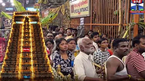திருவண்ணாமலையில் புரட்டாசி பௌர்ணமி: நீண்ட வரிசையில் காத்திருந்து பக்தர்கள் சாமி தரிசனம்.