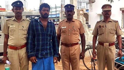 தூத்துக்குடி: கத்தியால் தாக்கி செல்போன், பணம் பறித்தவர் கைது.