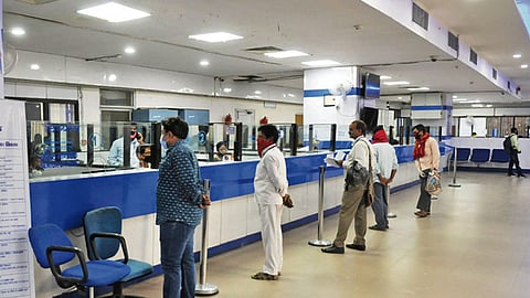 
3 நாள் தொடர் வேலை நிறுத்தம்:  வாடிக்கையாளர்களுக்கு வங்கிகள் அவசர அறிவுறுத்தல்

