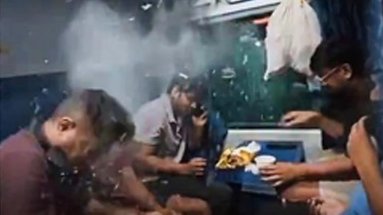 மராட்டியத்தில் துரந்தோ எக்ஸ்பிரஸ் மீது கல்வீச்சு: 3 ஏசி பெட்டிகள் சேதம்