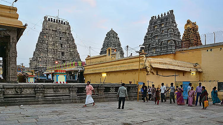 ஆதிசங்கரர் உற்சவத்திற்காக காமாட்சி அம்மன் கோவிலில் தரிசனம் ரத்து.. பக்தர்கள் ஏமாற்றம்