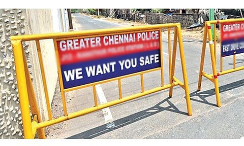 விபத்துகள் ஏற்படாமல் தடுக்க மழைநீர் வடிகால் பணிகள் நடைபெறும் இடங்களில் ‘பேரிகார்டுகள்’..!