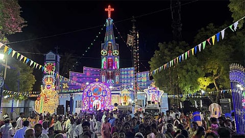 சிவகங்கை: வி.மிக்கேல்பட்டினம் புனித மிக்கேல் அதிதூதர் தேர் பவனி