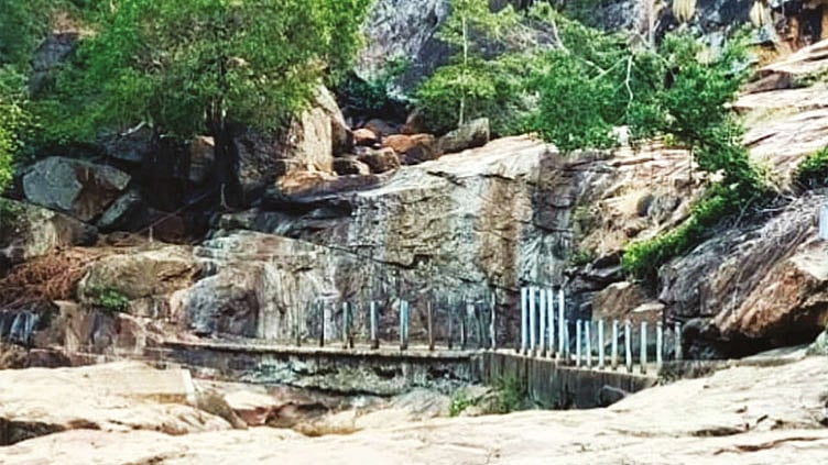 10 ஆண்டுகளுக்கு பிறகு தண்ணீர் இல்லாமல் வறண்டு கிடக்கும் பஞ்சலிங்க அருவி..!
